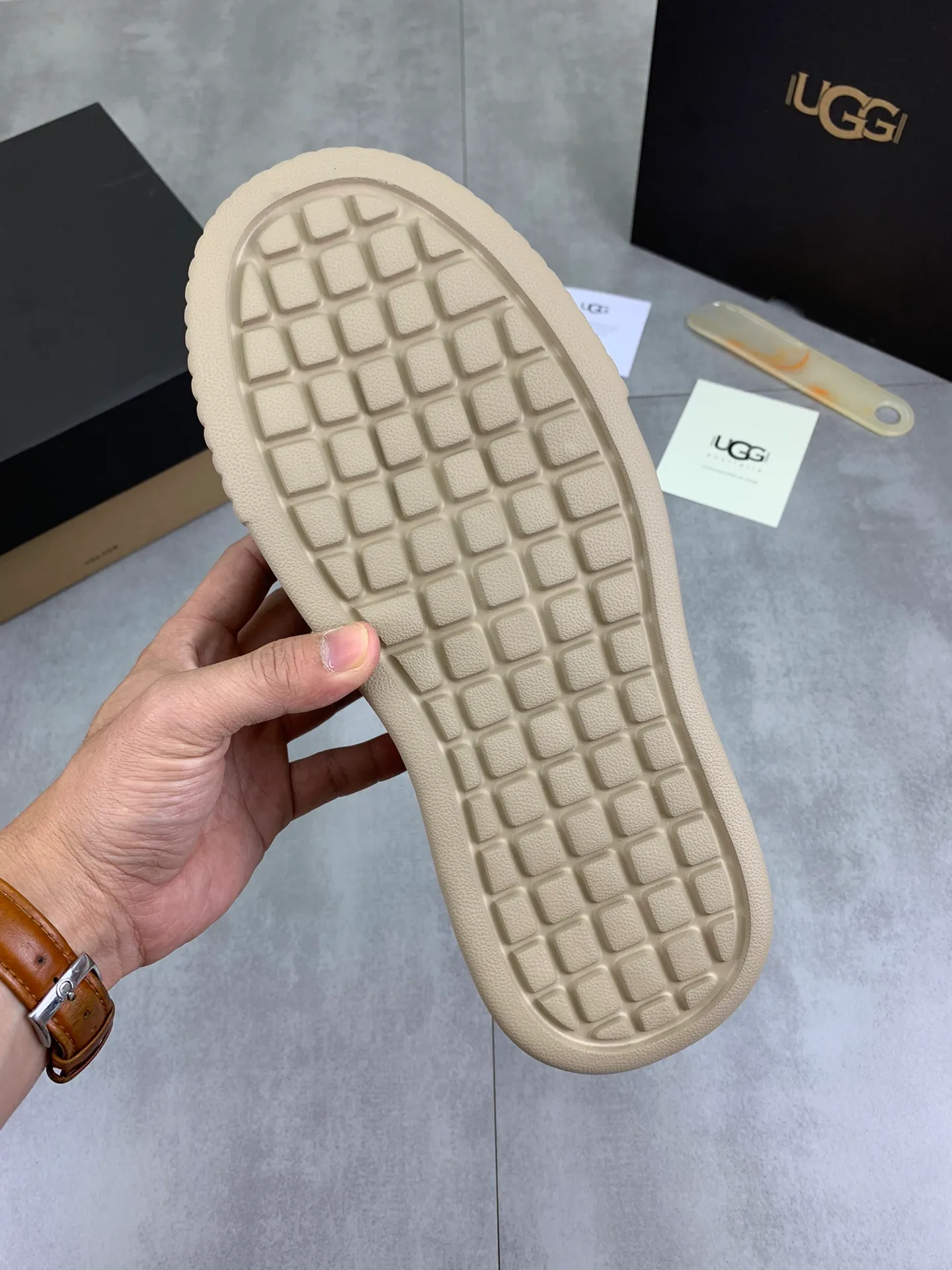 Men's shoes 💰P640 [New style] 💰 🆘 "Real wool" [UGG] 👉The popular men's shoes are synchronized with the official website 🔰The quality of the genuine products [satisfied] is not comparable to the imitations in the general market 🌀The upper is imported Italian frosted cowhide, and the lining is: foot pad 🅰️ grade 🐑Real wool👻Only Grade A can show the effect The hand feels smooth and delicate 🔱The shoe shape is grand, only genuine manufacturers can achieve it 🎄The perfect toughness of the original outsole 👻⬛️ can allow customers to bid farewell to one-time consumption. Real wool lining, super warm. Available in brown or gray. Number of yards: 39-44